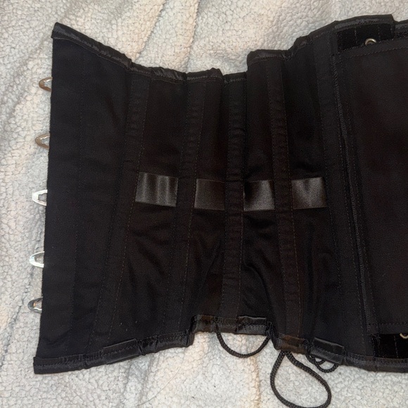 Black velvet steel boned corset - Picture 3 of 11
